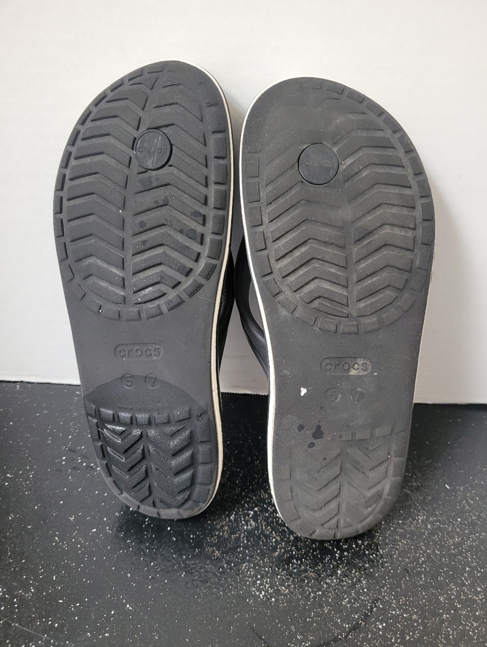 Crocs Classic Flip Sandals in Black with White Trim - Picture 3 of 4